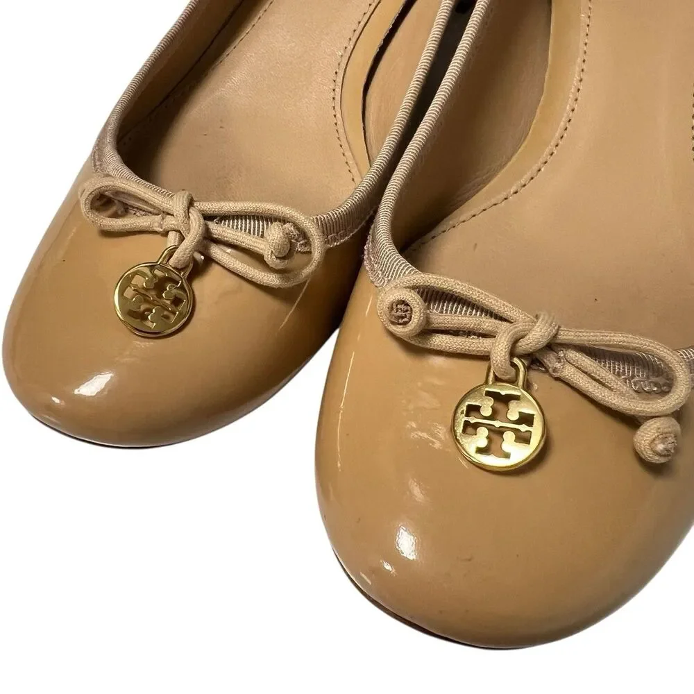 Tory Burch Chelsea Camellia Pump Tan Nude Patent Leather Low Heel Logo Size 7.5